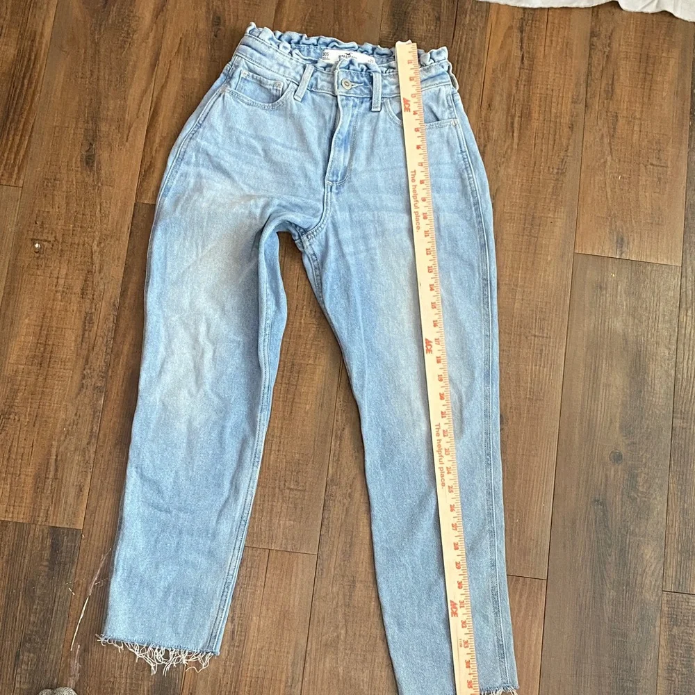 Hollister Light Wash Curvy High-Rise Mom Jeans - Picture 9 of 11